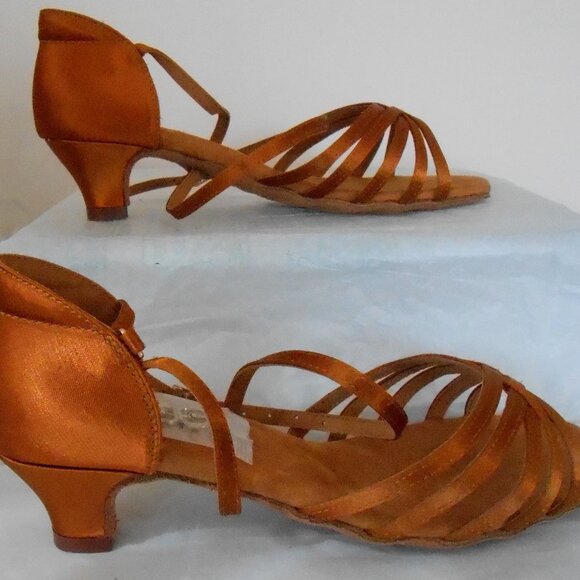 Olora Tan Women's Silk Dancing Shoes Soft Sole 1.8" Heel-Sz 8.5M-Carry Bag-NIB - Picture 5 of 8